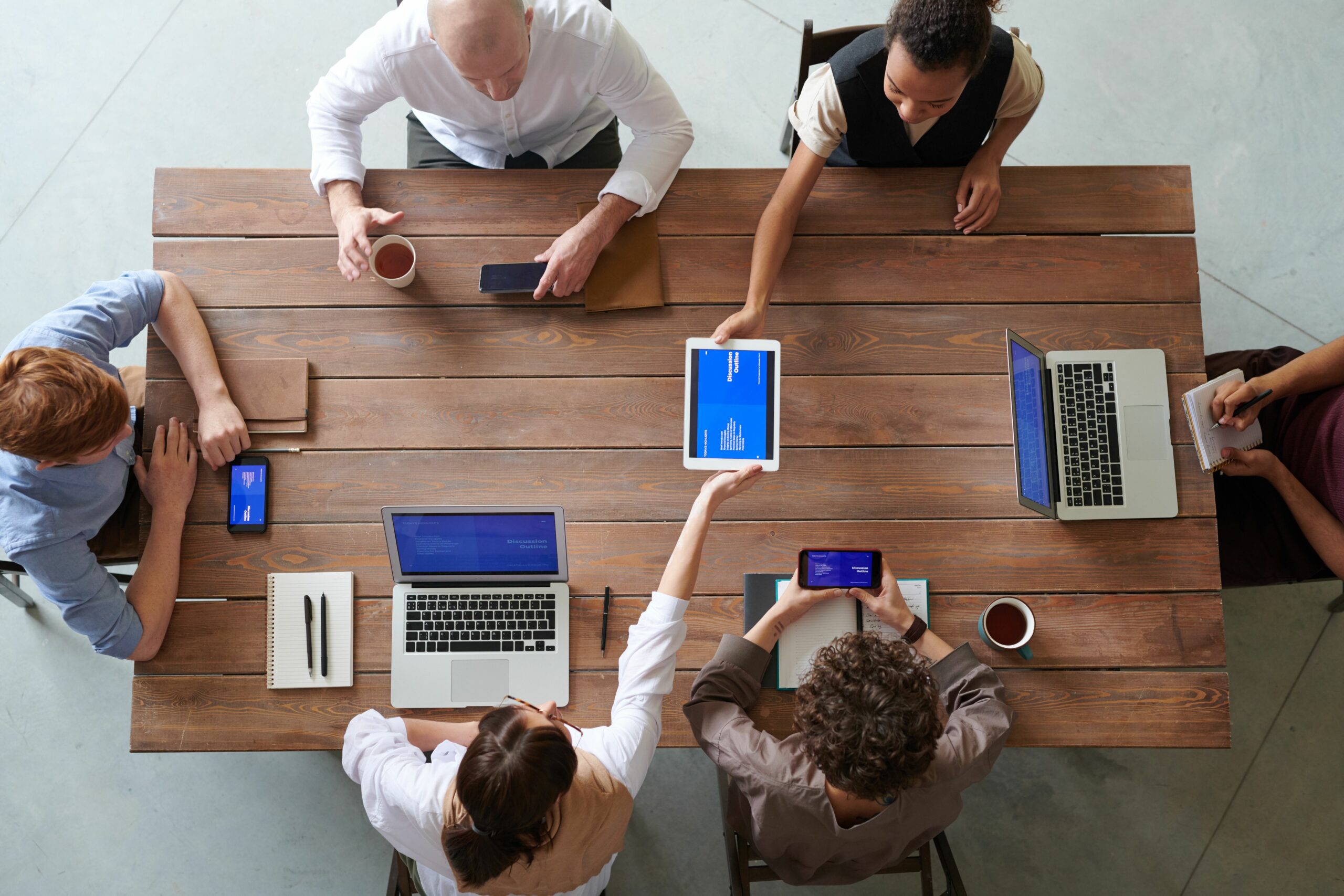 Équipe réunie autour d’une table : le cycle de vente B2B se joue à plusieurs